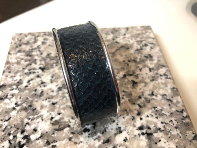 Manchette en cuir de saumon